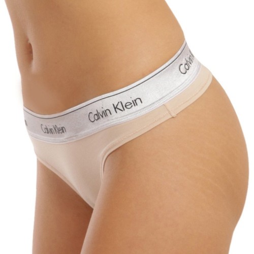Dámská tanga Calvin Klein MC Metallic-Thong béžové Dámská tanga Calvin Klein MC Metallic-Thong béžové